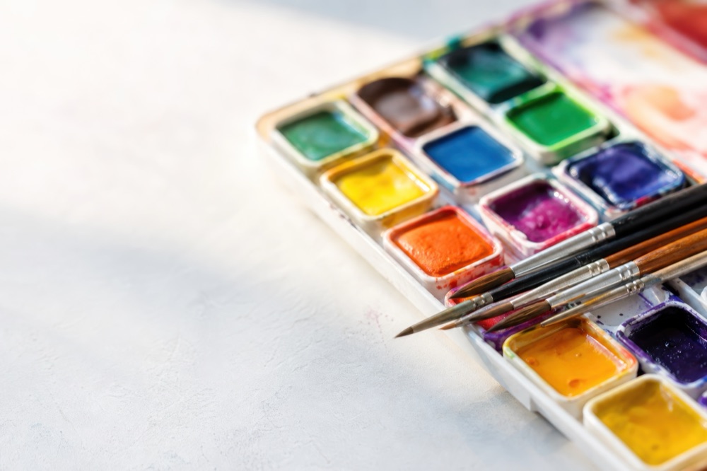 水彩絵の具のパレットと絵筆